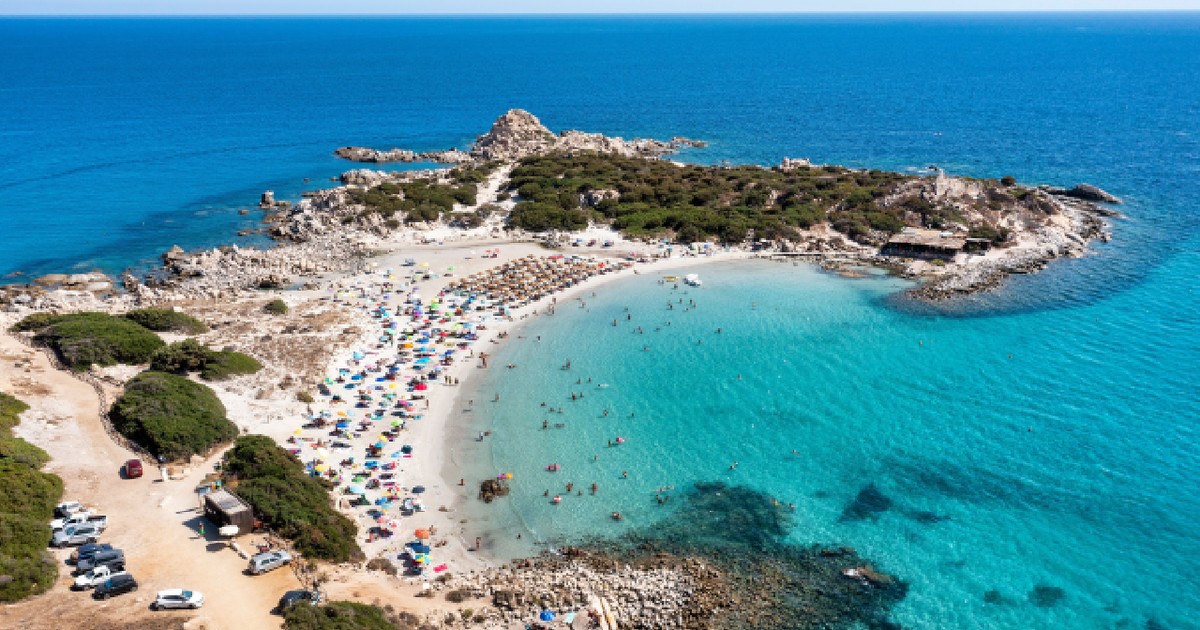 Vedere aeriană a plajei Punta Molentis, situată în apropierea renumitei stațiuni Villasimius din Sardinia.
