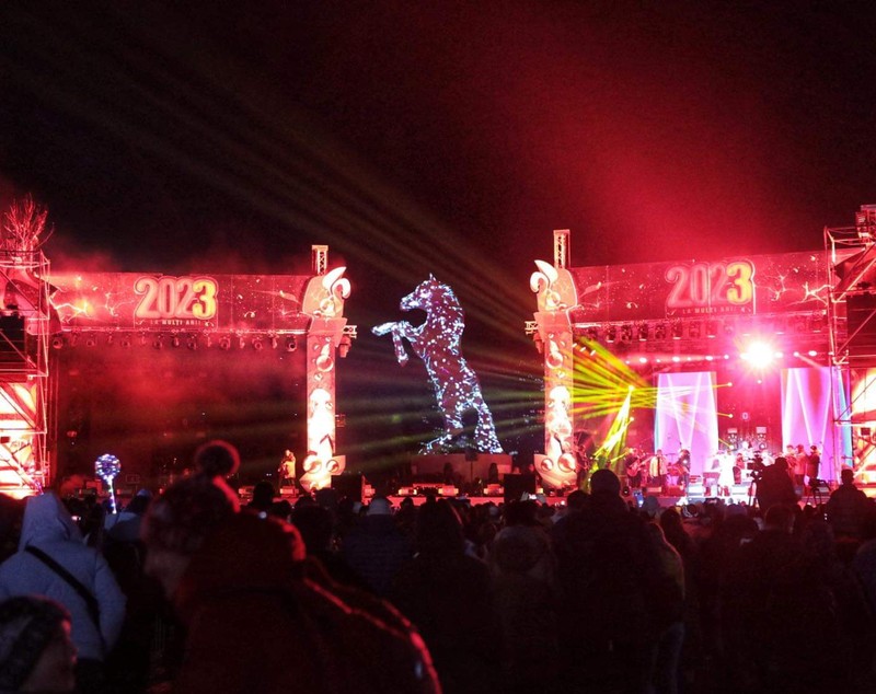 Revelion 2023. Mii de români au petrecut noaptea dintre ani pe străzi, la concerte, focuri de artificii și spectacole de lasere