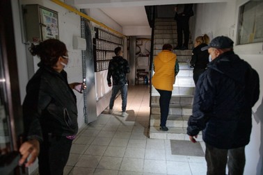 Pentru locuitorii din blocul de pe strada Nicolae Drăgan, lanterna este indispensabilă