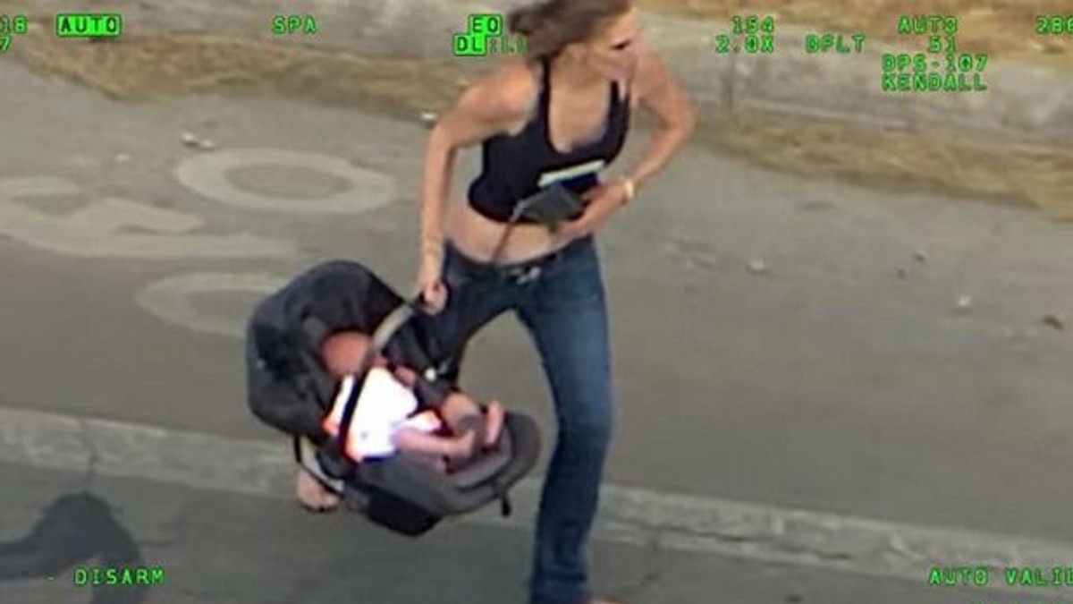 O mamă din America a încercat să fugă de polițiști cu copilul în brațe