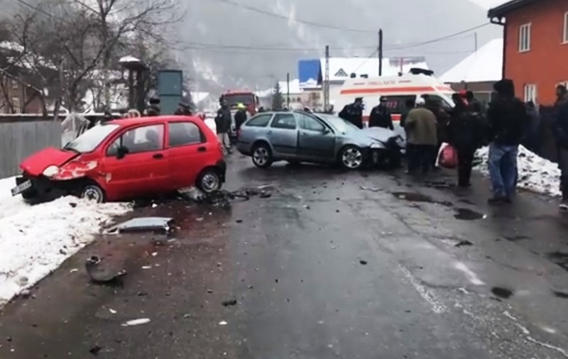 Un călugăr beat a provocat un accident în Bicaz-Chei, județul Neamț. A făcut praf trei mașini / FOTO&VIDEO