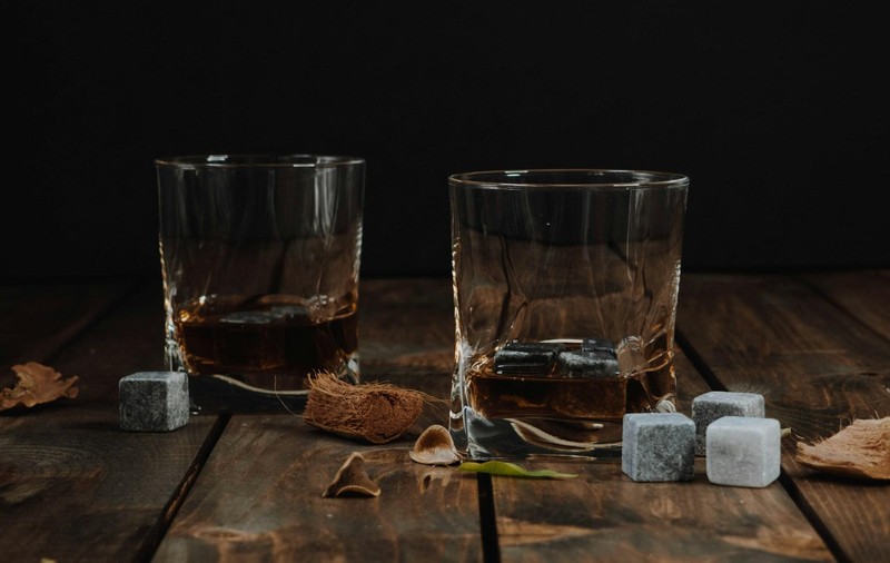 Whisky pe gustul tău: ghid simplu pentru a înțelege tipurile și a face alegerea potrivită