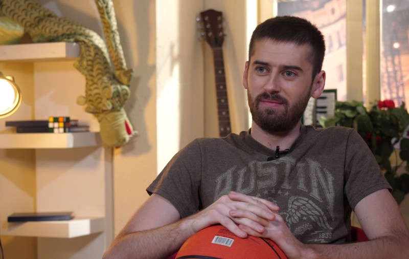 VIDEO / Virgil, absolventul de marketing care face stand-up comedy cu istoria românilor