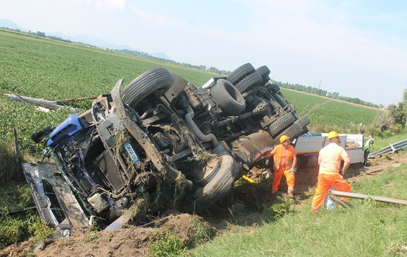 Român erou în Italia după ce și-a răsturnat intenționat camionul pentru a evita rănirea altor oameni