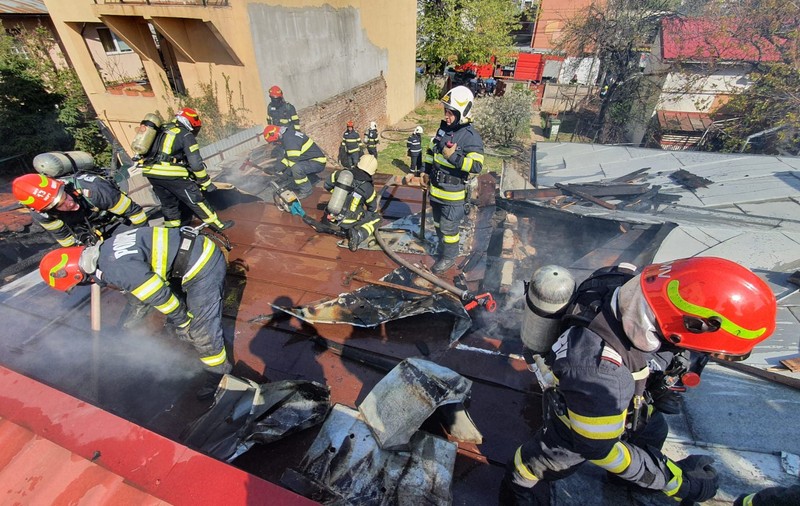 Incendiu în cartierul Giulești, din sectorul 6 al Capitalei. Au intervenit șapte autospeciale ale pompierilor