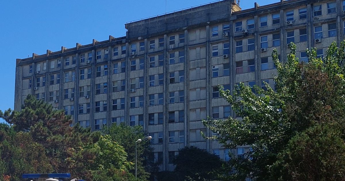 Mașini și ambulanțe sunt parcate în fața Spitalului Clinic Județean de Urgență din Constanța, mai 2023