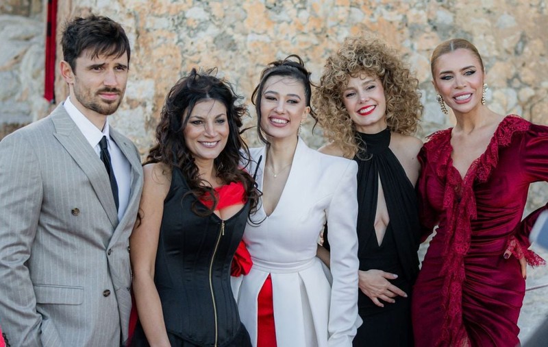 Filmul româno-spaniol „Acel martie”, gală spectaculoasă de lansare în Spania la Castelul Peniscola. Esther Acebo, Luke Roberts, Ioana Ginghină și Iuliana Pepene au pășit pe covorul roșu