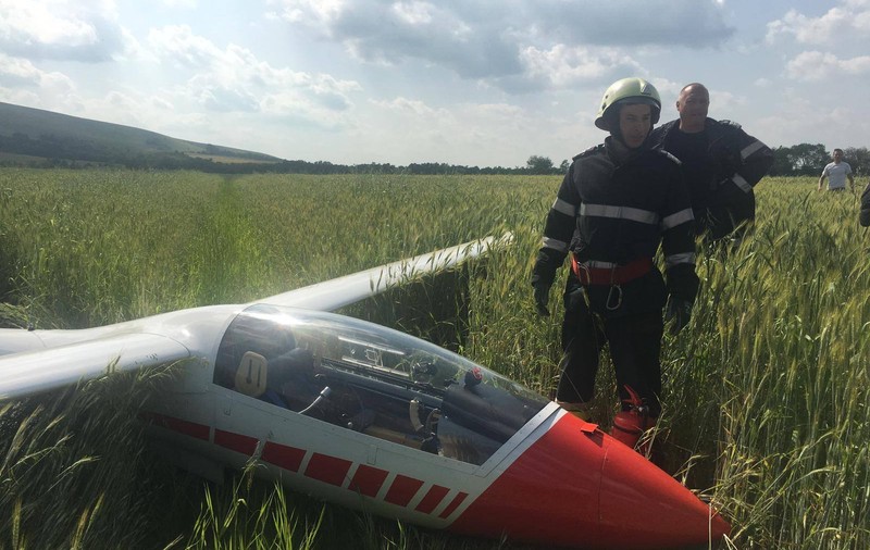 Un planor a aterizat forțat în Covasna. La manșă se afla o femeie |FOTO