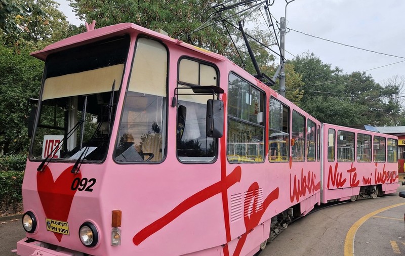 Tramvaiul roz „Te iubesc!” al Andreei Esca circulă prin Ploiești la Artown