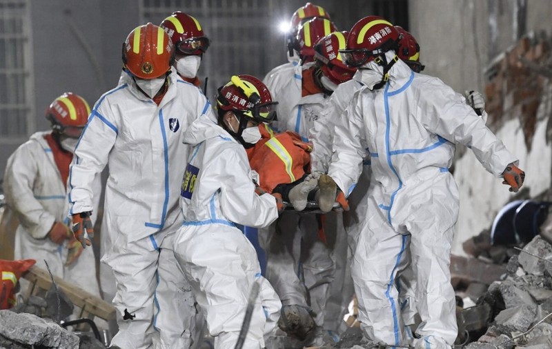 Femeie salvată după ce a stat 6 zile sub dărâmăturile unui bloc din China. Zeci de persoane sunt încă date dispărute
