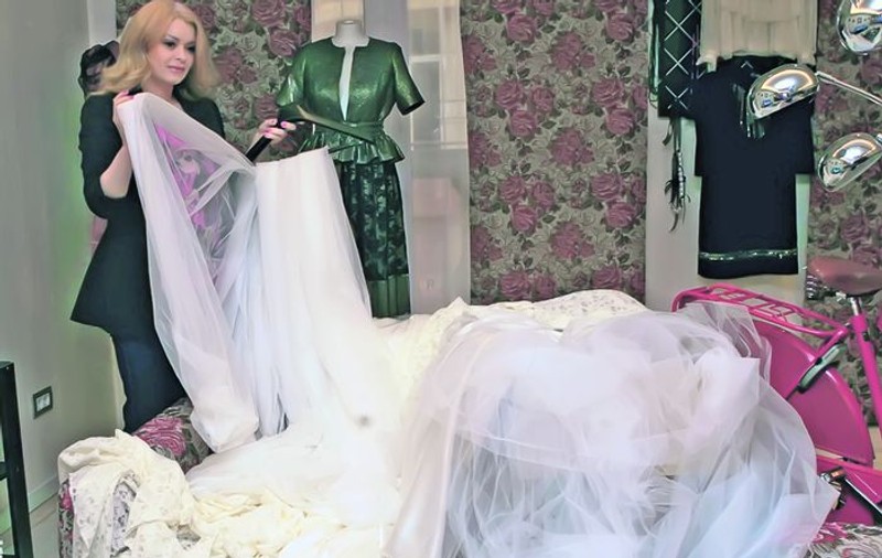 Designerul Galina lucrează din greu la rochia de mireasă asemănătoare cu cea a lui Kate Middleton, pusă la bătaie de Libertatea