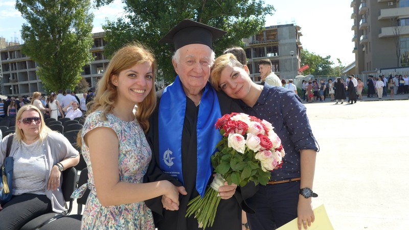 Silvia Batorii (dreapta) alături de sora ei geamănă (stânga) și de bunicul lor, la festivitatea de absolvire a facultății