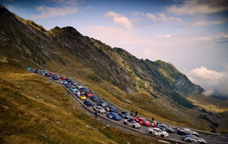 Peste 200 de mașini Porsche pe Transfăgărașan. Producătorul auto a marcat aniversarea a 50 de ani de existență a legendarului drum montan | VIDEO