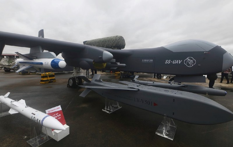 „Mama morții”: China pregătește lansarea unei drone-mamă capabile să elibereze roiuri de UAV-uri autonome letale