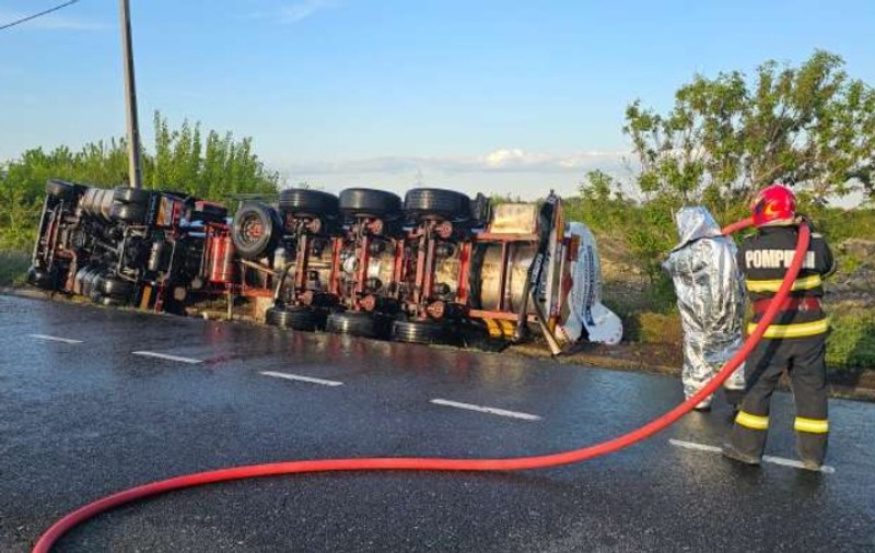 Trafic blocat pe DN 2, la Mărăşeşti, după ce o cisternă cu etanol s-a răsturnat. Şoferul a murit