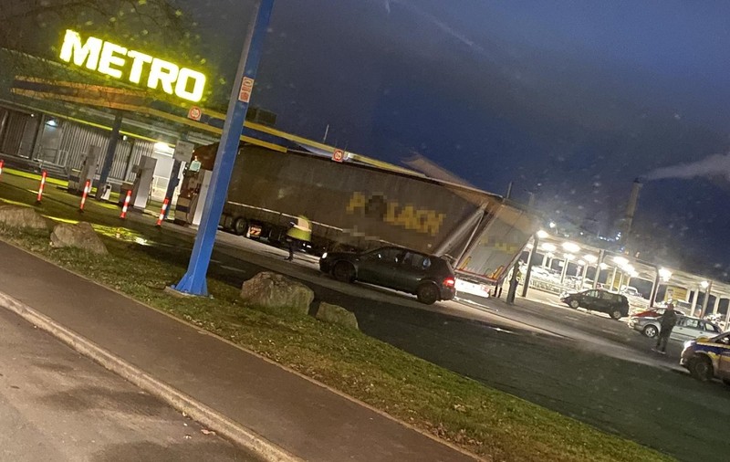 Șofer român de TIR, bun de plată: 85.000 €. A distrus și camionul, și benzinăria, în Germania