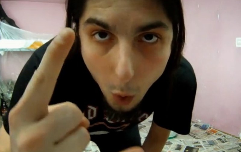 Demenţial: cum transformă rockerii o cameră roz într-una albă! | VIDEO