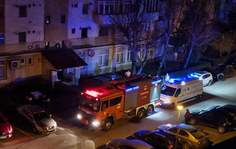 Incendiu într-un bloc din Târgu Jiu. O persoană a fost găsită în stare de inconștiență în apartament și resuscitată la fața locului