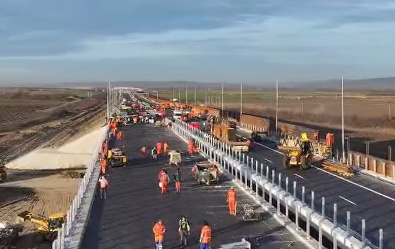 Sute de muncitori de la UMB lucrează la foc continuu pentru cei 50 de kilometri de pe autostrada A7 între Focșani și Adjud | VIDEO