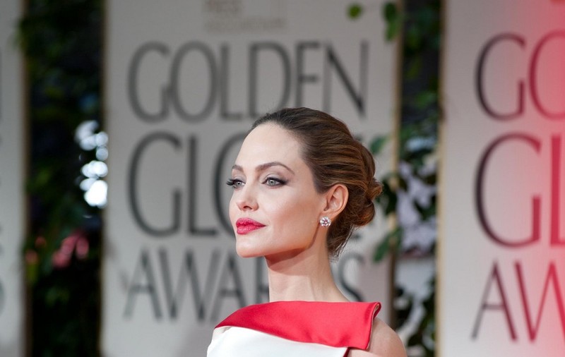 Angelina Jolie, sobră şi cu nasul pe sus la Golden Globes | FOTO