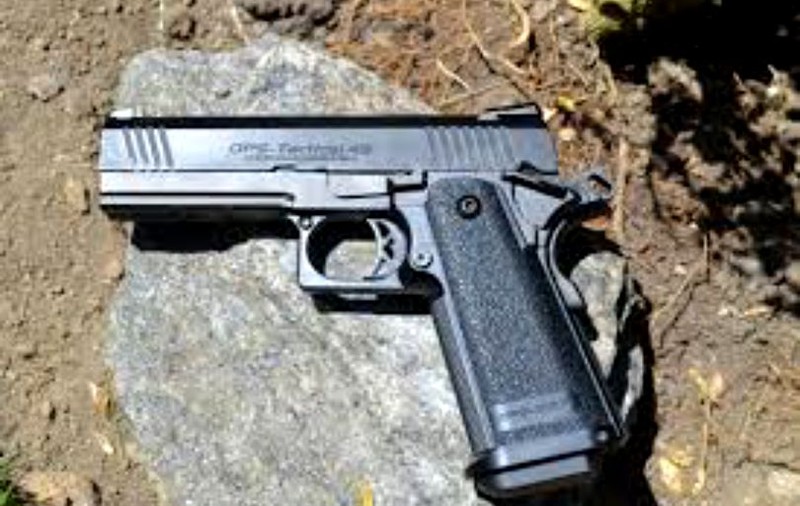 Un bărbat a amenințat cu pistolul angajații unui magazin de mobilă din Târgu Jiu