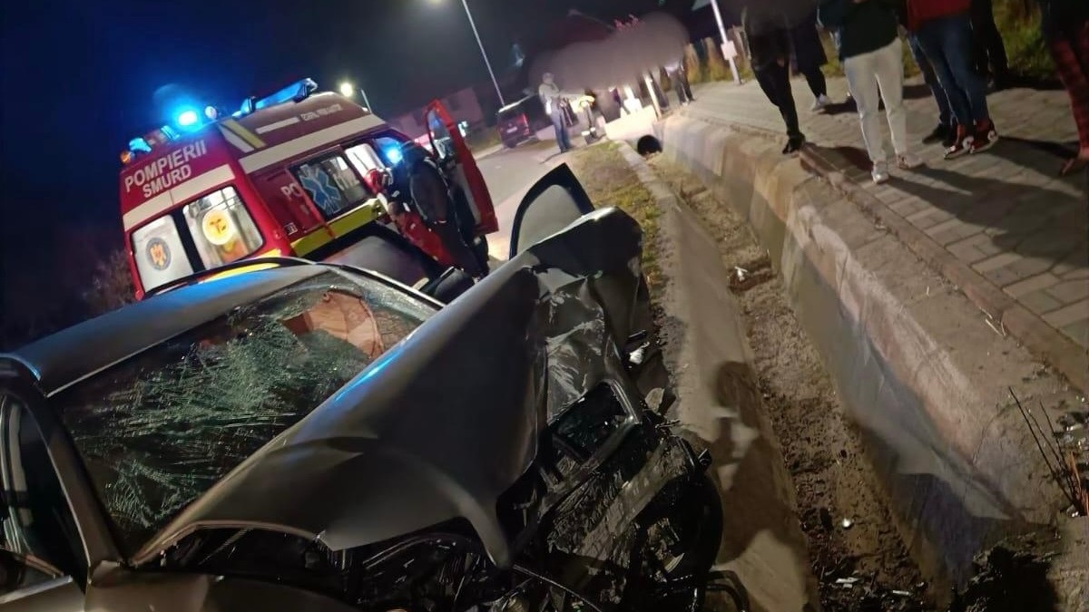Mașina s-a izbit de un cap de pod.