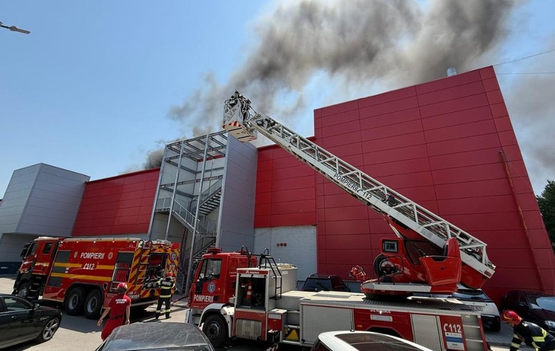 Incendiu la mall Afi Palace Cotroceni din București. Peste 10 autospeciale intervin să stingă incendiul