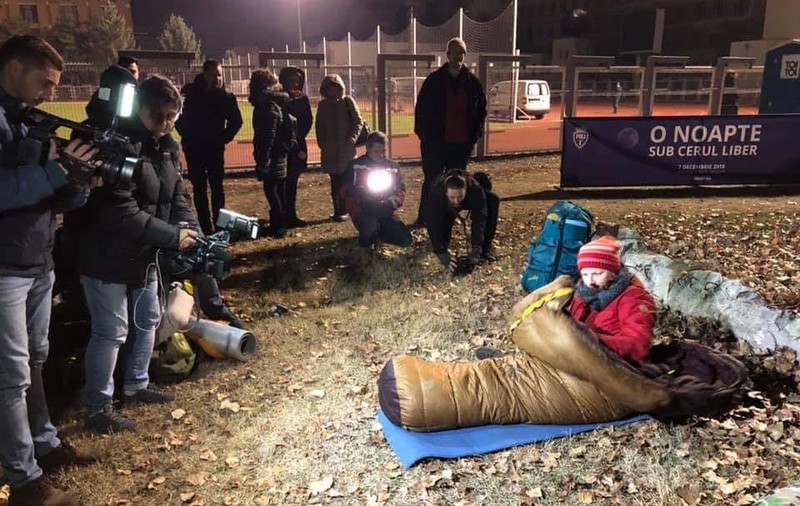Sub cerul liber, cu cel care a cucerit Everestul. Motivul pentru care zeci de timișoreni au dormit în cort, pe stadion