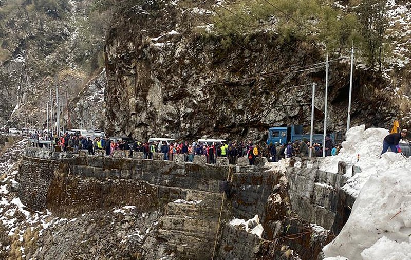 Șapte turiști morți și 13 răniți în urma unei avalanșe, în India