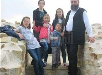 Preotul Petrica Gavril și familia sa sursă foto: Monitorul de Suceava