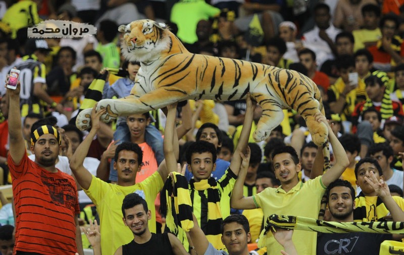 GALERIE FOTO/ CELE MAI TARI poze de la derby-ul Arabiei Saudite. Te strici de râs dacă vezi mesajul pentru Piți! ^Singura imagine cu fostul selecționer și Reghe