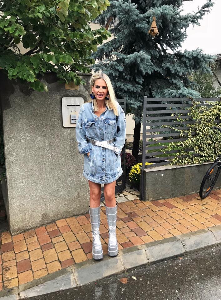 Încălțămintea Andreei Bănică motiv de glume pe internet. Ce i-a răspuns artista unui fan răutăcios