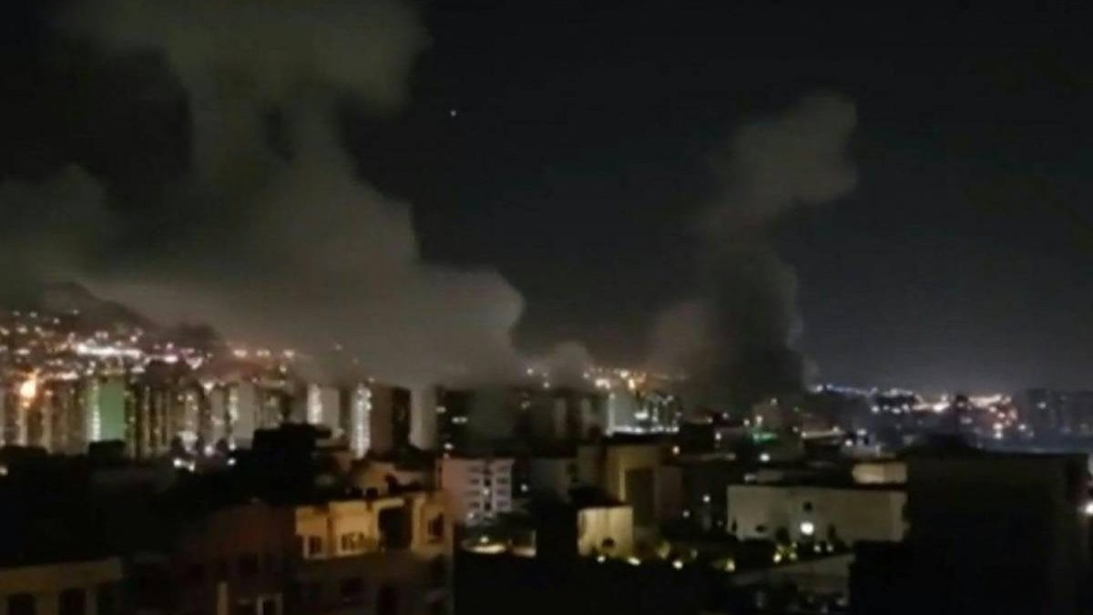Mai multe puncte importante din Teheran au fost lovite de rachetele israeliene, se vede cum fumul gros cauzat de incendii și explozii se ridică spre cer, în miezul nopții.