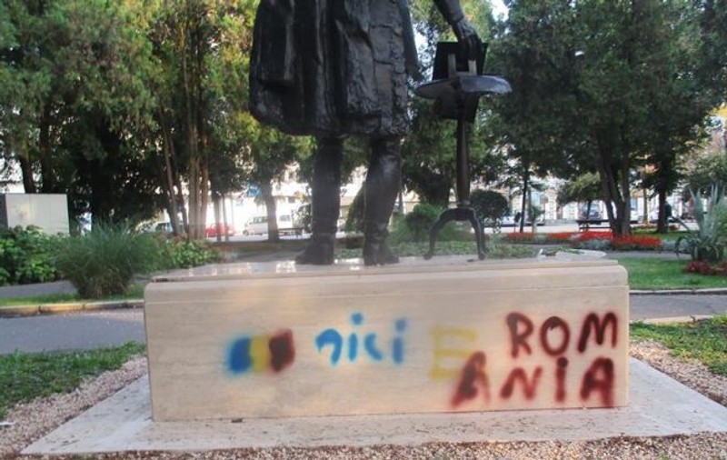 Statuia unui politician maghiar a fost vandalizată, la Satu Mare. "Aici e România"