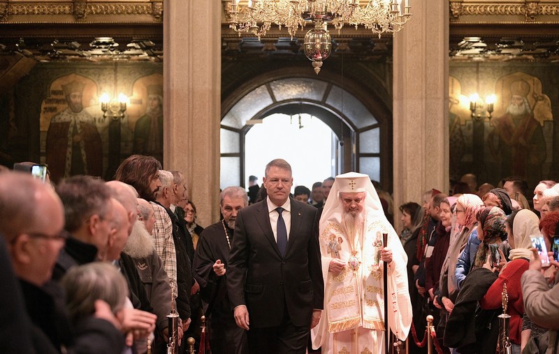 Slujbă la Patriarhie pentru pomenirea eroilor Revoluției. Au participat președintele Iohannis și premierul Orban