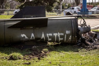 Rămășițele rachetei cu mesajul „pentru copii” scris în rusă Foto: Profimedia