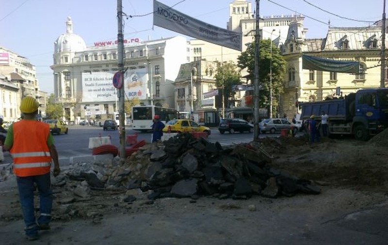 Atenţie, se lucrează în centru! Se schimbă trotuarele din Piaţa Romană!