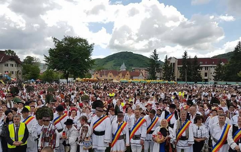 Ziua Costumului Popular, aniversată cu două recorduri! 15.000 de oameni s-au îmbrăcat în costume populare, uniți într-o horă. Printre ei, Liviu Dragnea | FOTO și VIDEO
