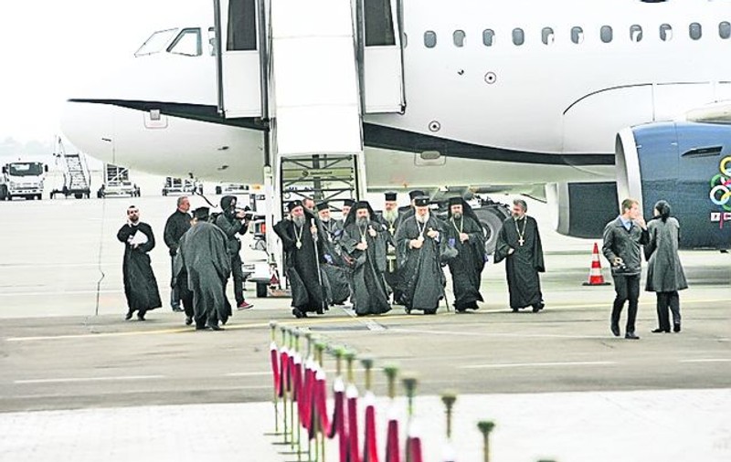 Sf. Andrei, adus cu avionul