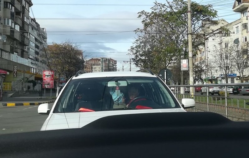 O femeie din Botoșani a condus cu un copil în brațe. Imaginea scandaloasă a stârnit controverse