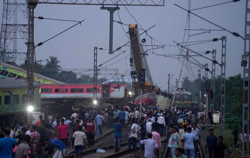 Oamenii care au văzut accidentul de tren din India, în stare de șoc: „Plângea un copil mic ai cărui părinți muriseră. Apoi a murit și copilul”