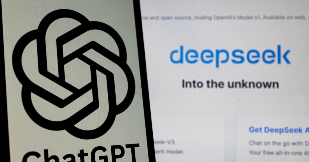 Logo-ul ChatGPT afișat pe un telefon, amplasat pe un fundal care reprezintă prima pagină a website-ului AI-ului chinezesc DeepSeek.