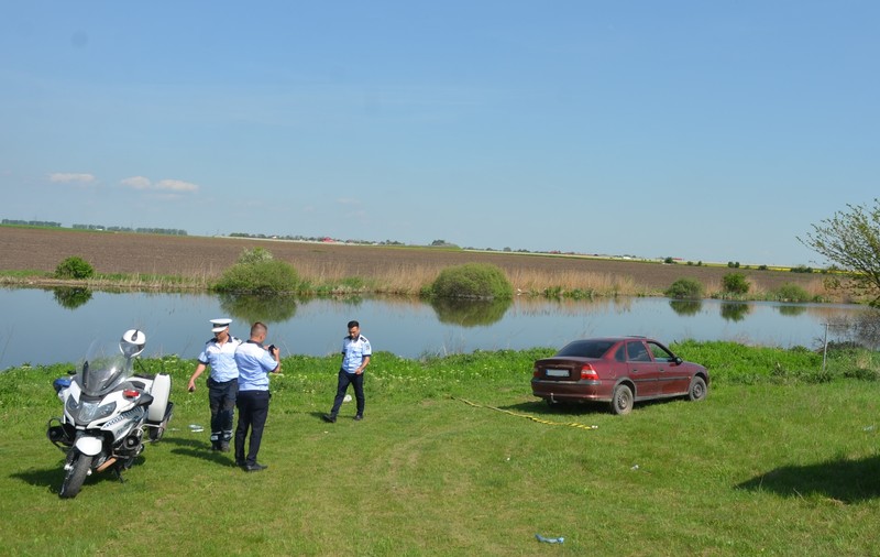 De frică să nu ajungă iar la pușcărie, s-a aruncat în apele lacului. Polițistul l-a adus la mal pe recidivist cu un foc de avertisment