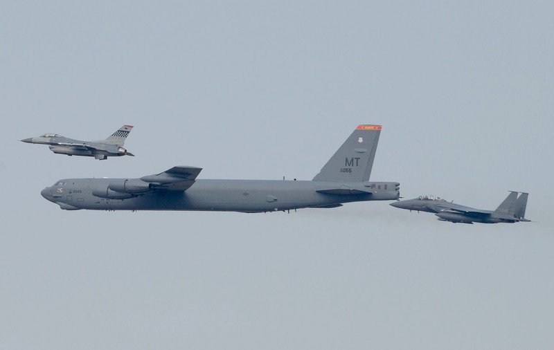 „Mesaj pentru Putin”. Avioane Eurofighter germane au însoțit bombardierele americane B-52 care au mers din Polonia în Marea Britanie
