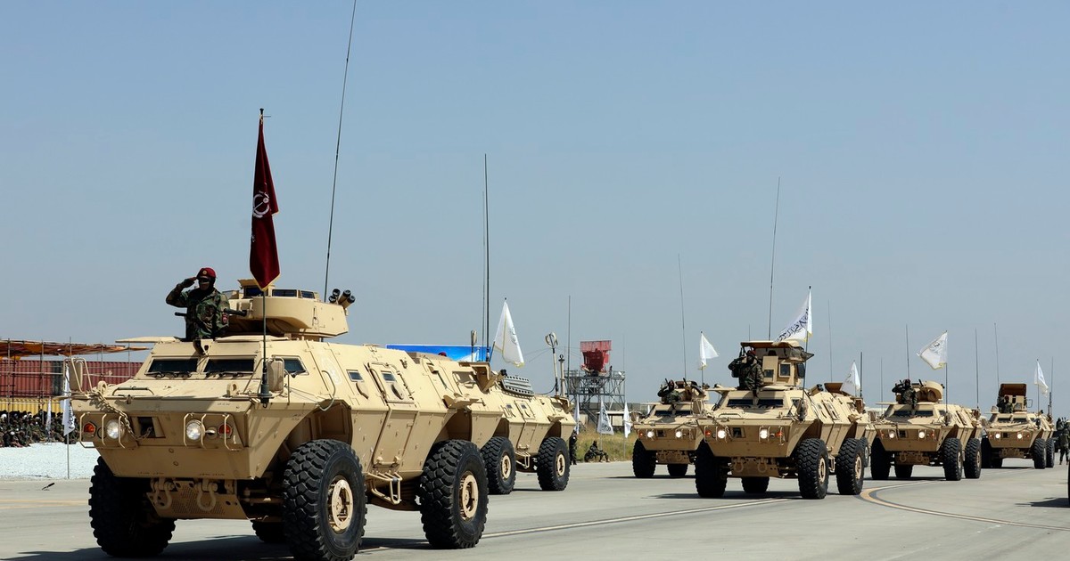 Paradă militară organizată de talibani la baza Bagram Foto: Profimedia