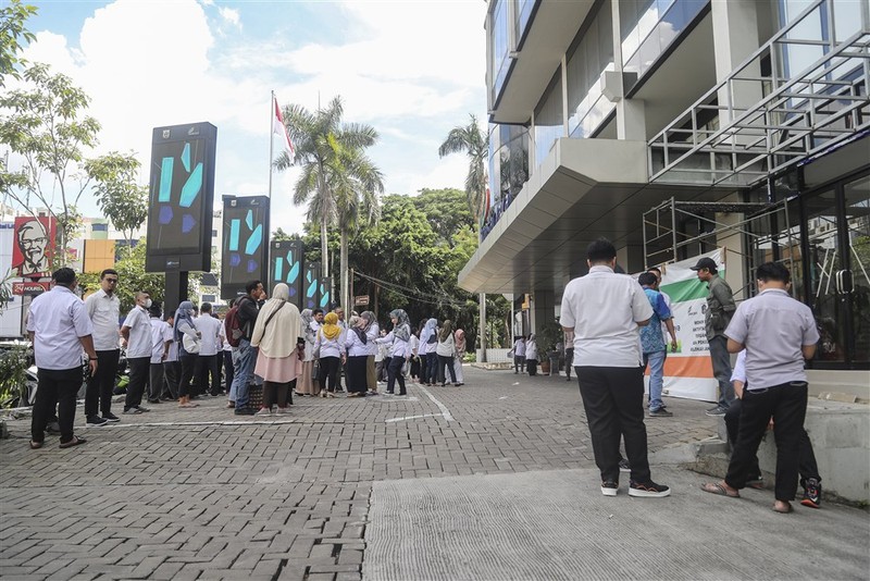 Oamenii stau afară, în fața locuințelor lor din Jakarta, Indonezia, de teama unei replici la cutremurul de 5,6 grade (foto EPA)