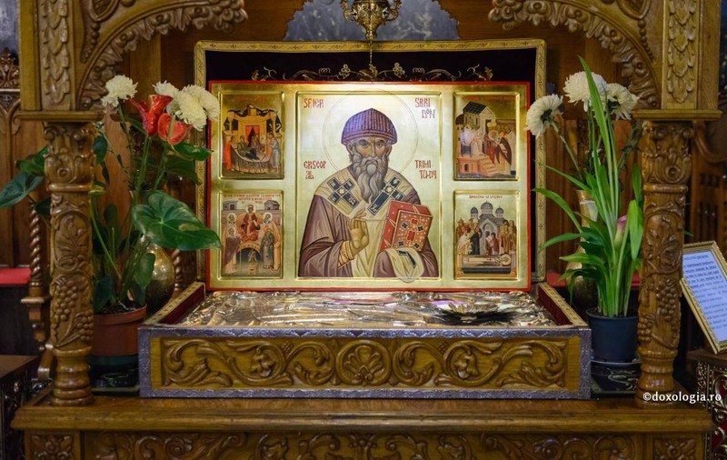 Legendele și minunile Sfântului Spiridon: moaștele acestuia părăsesc racla pentru a-i ajuta pe credincioși și veșmintele sunt mereu prăfuite