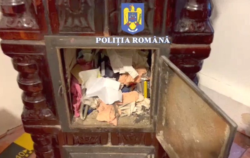 Tânărul care a furat un sac cu bani din mașina Poștei Române, arestat preventiv. Poliția a găsit alți bani ascunși într-o sobă