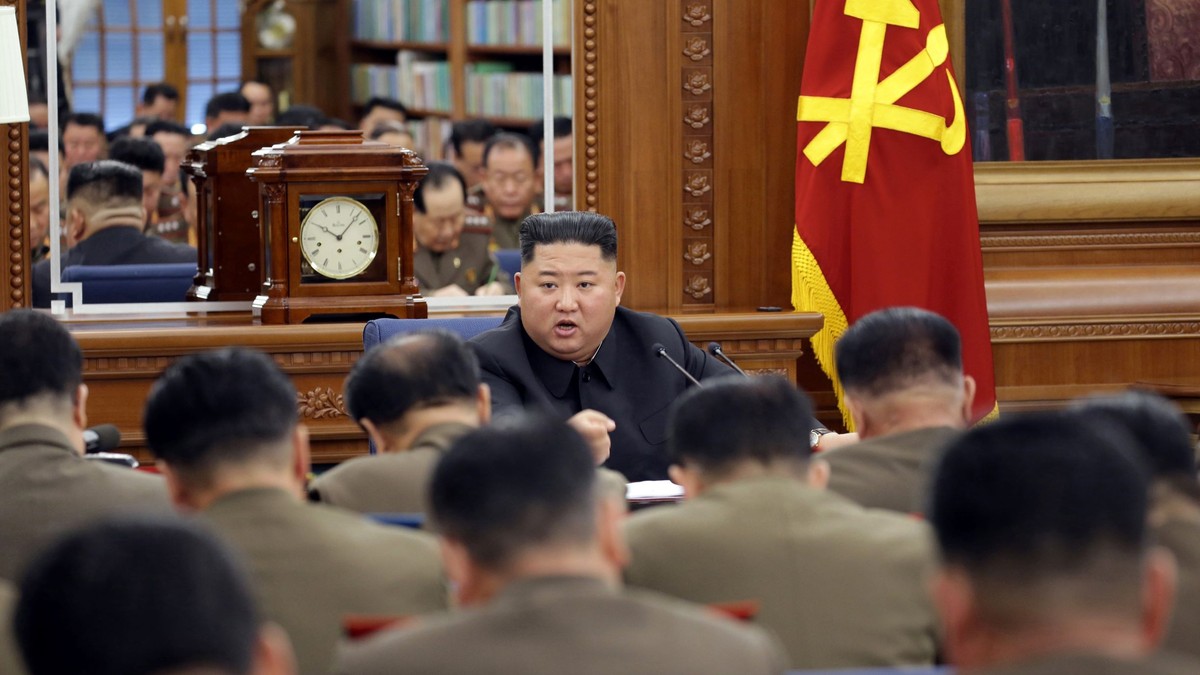Opt oficiali ai guvernului nord-coreean au fugit în China