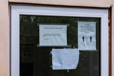 Pe ușa cabinetului medical din Ungra se anunță că doctorul este în concediu